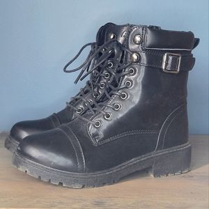 Faux leather black zip/ lace up combat boots🖤